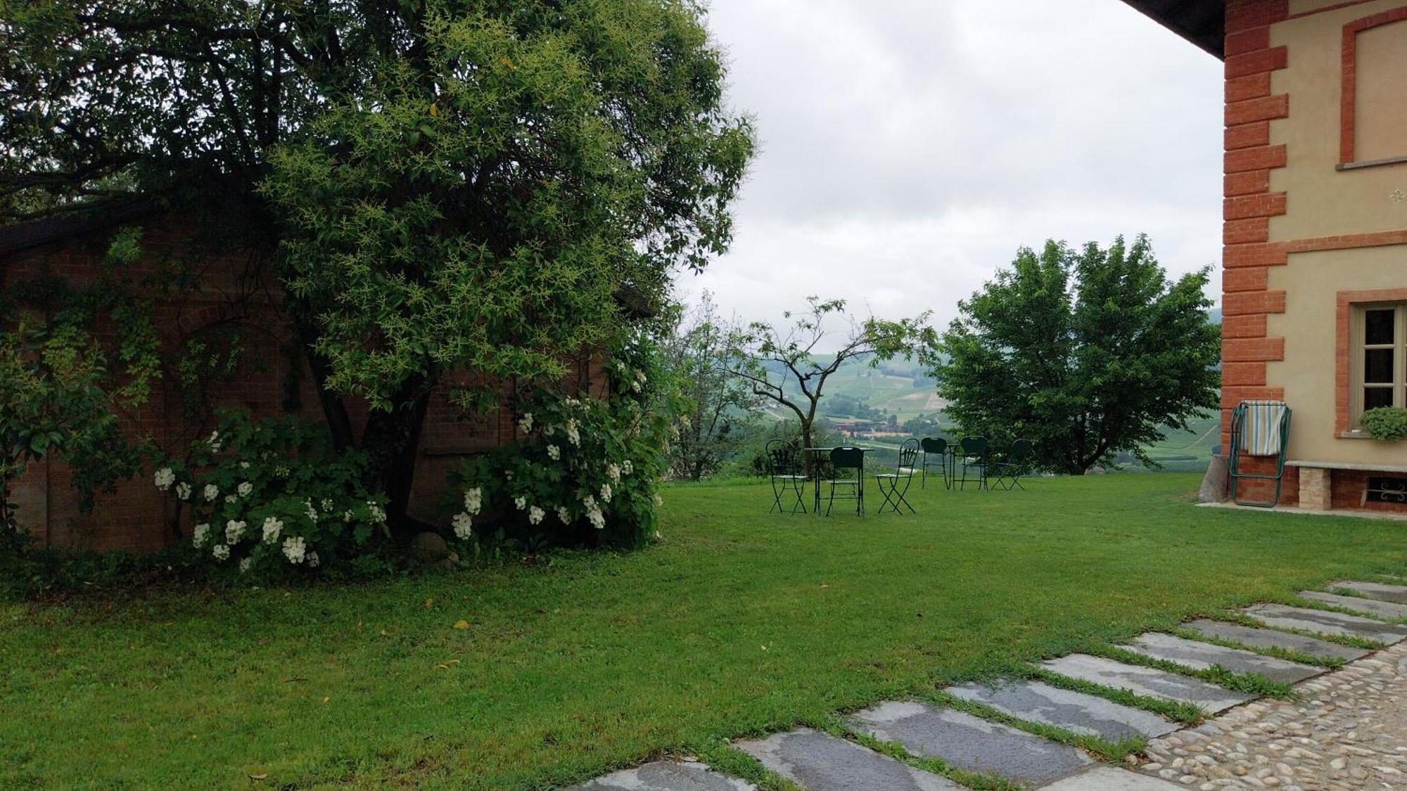 Tenuta Montanello B&B Castiglione Falletto Bagian luar foto